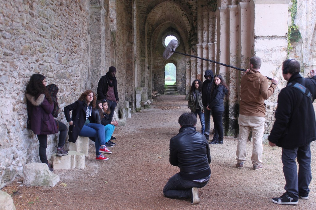 La Compagnie est partie avec un groupe de jeunes quelques jours en camping devant la forêt de Rambouillet. Le tournage a eu lieu dans les ruines de l’Abbaye, et les tentes canadiennes. Devant et derrière la caméra les jeunes se sont ensuite interviewés les uns les autres sur leurs parcours et leurs visions de l’aventure, du court métrage en cours, de la pièce, de leur parcours, de la place du théatre dans leur vie et leurs souhaits.